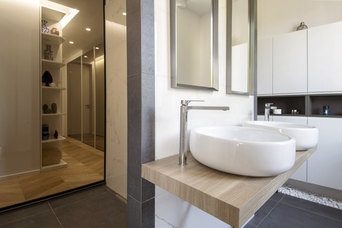 Bagno in stile contemporaneo di 6 di kkarchitecture