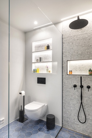 Bagno in stile contemporaneo di 4 di Chantal Forzatti architetto