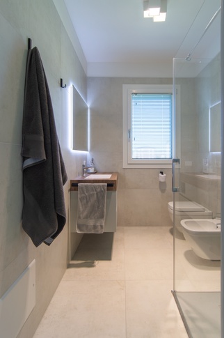 Bagno in stile contemporaneo di 4 di APstudio