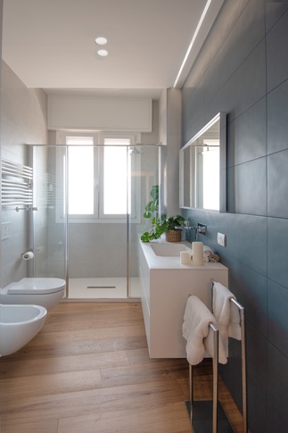 Bagno in stile contemporaneo di 7 di architetto Caterina Martini