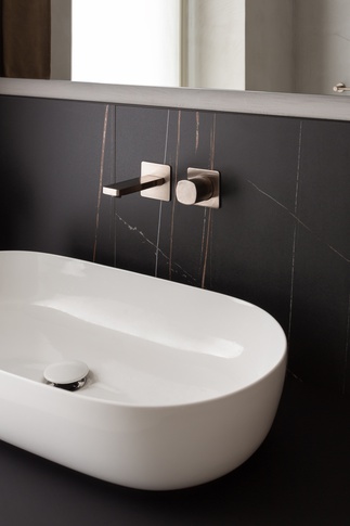 Bagno in stile minimal di 7 di Hop!Arch