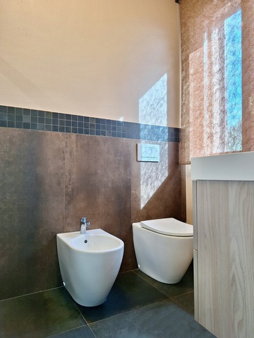 Bagno in stile moderno di 5 di SuMisura Architetti