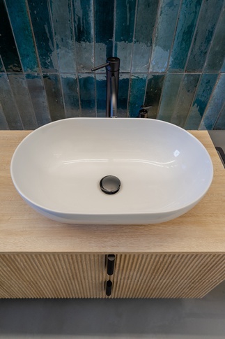 Bagno in stile contemporaneo di 6 di COBE architetti