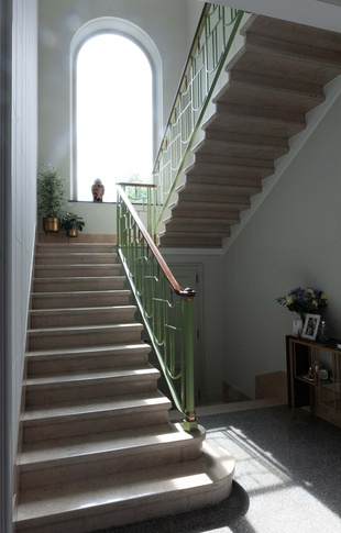 Ingresso in stile classico di 40 di 5.1 Code srl Ingresso in stile classico di 40 di 5.1 Code srl