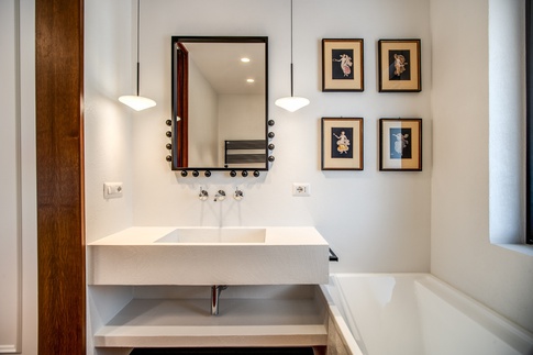 Bagno in stile contemporaneo di 5 di MOB Architects