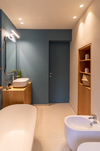 Bagno in stile contemporaneo di 5 di Gambino Flamini | architetti