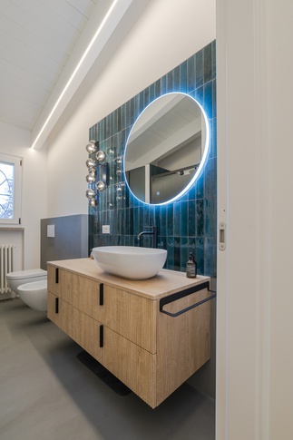 Bagno in stile contemporaneo di 6 di COBE architetti