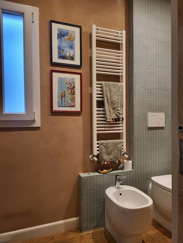 Bagno in stile moderno di 4 di Domus Dreams