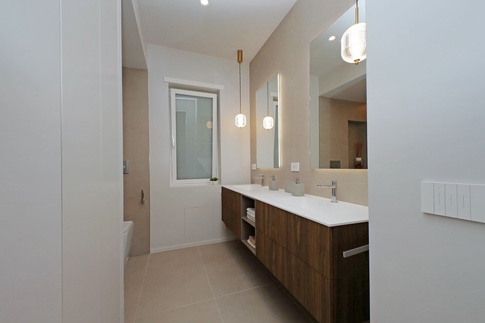 Bagno in stile contemporaneo di 8 di VIEL architetti