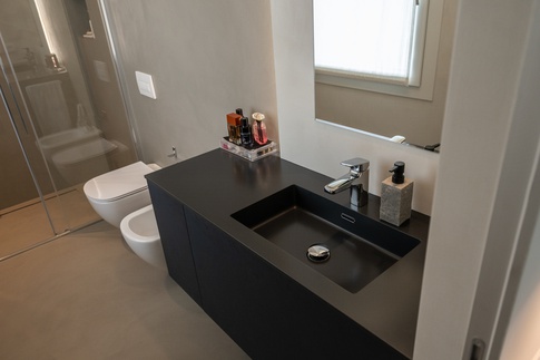 Bagno in stile moderno di 5 di L2 architecture + interior design