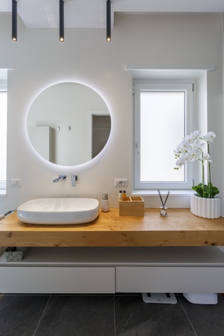 Bagno in stile moderno di 8 di zero6studio