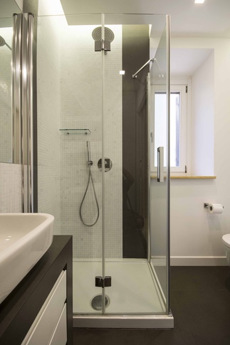 Bagno in stile contemporaneo di 4 di Alessandra Avagnano Architetto