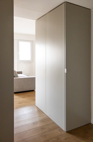 Ingresso in stile minimal di 9 di Cristina Massimino Architetto