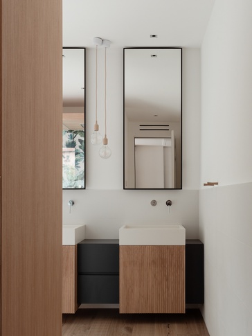 Bagno in stile moderno di 12 di Moroni Architettura 2.0