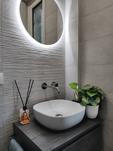 Bagno di Servizio in stile contemporaneo di 4 di architetto Caterina Martini