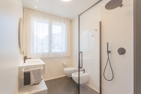 Bagno in stile moderno di 5 di Alessandra Parolini Studio Bagno in stile moderno di 5 di Alessandra Parolini Studio