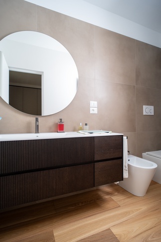 Bagno in stile minimal di 5 di Gianluigi Sputore Architetto