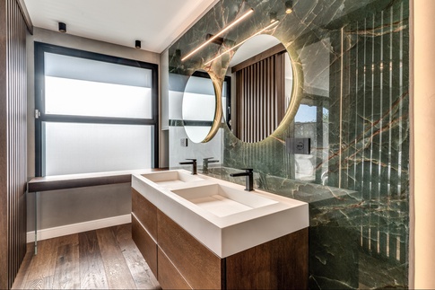 Bagno in stile contemporaneo di 6 di MOB Architects