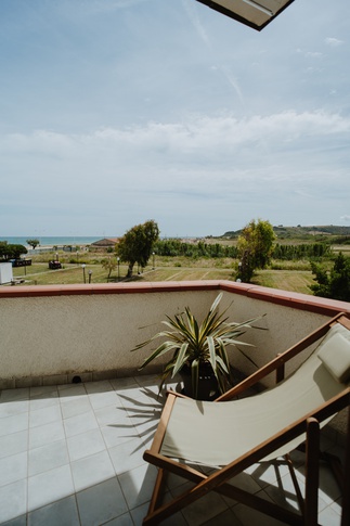 Terrazza in stile contemporaneo di 30 di Gianluigi Sputore Architetto