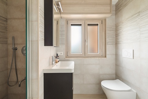 Bagno in stile contemporaneo di 3 di Arch.j Floriana Ferraioli