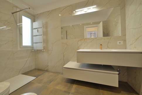 Bagno in stile classico di 8 di Ladelbrocco