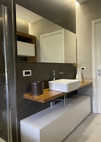 Bagno in stile minimal di 7 di IMA STUDIO