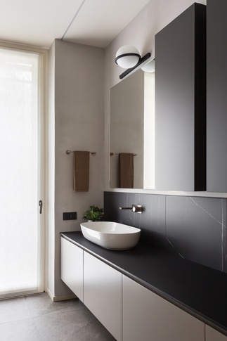 Bagno in stile minimal di 7 di Hop!Arch