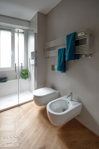 Bagno in stile contemporaneo di 5 di architetto Caterina Martini