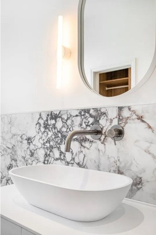 Bagno in stile minimal di 9 di Melissa Collaro Design