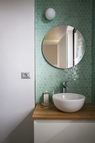 Bagno in stile contemporaneo di 4 di OZ Interiors