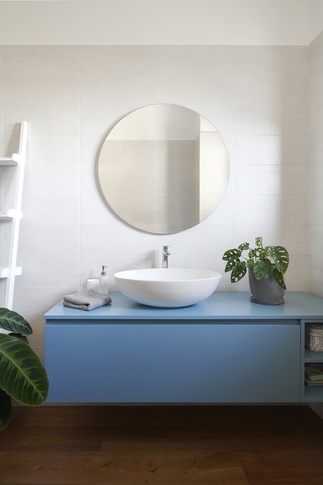 Bagno in stile moderno di 7 di Serena Trentarossi Architetto