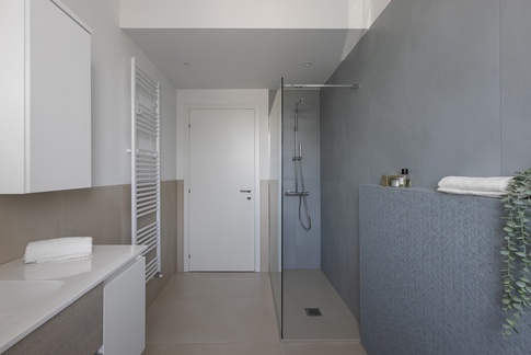 Bagno in stile moderno di 6 di Chantal Forzatti architetto