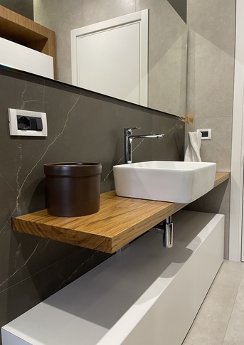 Bagno in stile minimal di 7 di IMA STUDIO