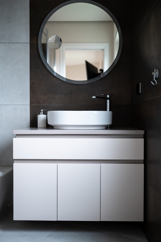 Bagno in stile contemporaneo di 5 di Alessio Vittori | Creative Design Studio