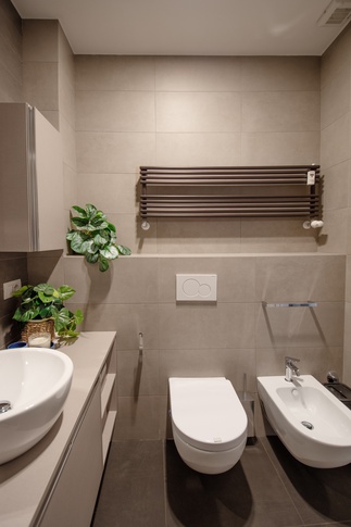 Bagno in stile contemporaneo di 6 di architetto Caterina Martini