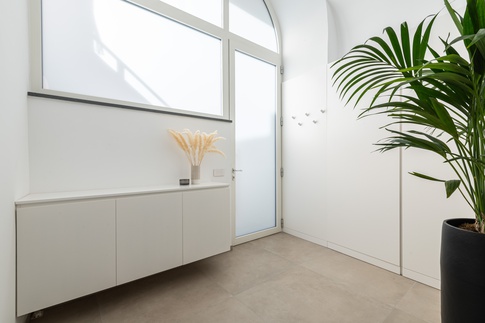 Ingresso in stile contemporaneo di 7 di MANUARINO architettura design comunicazione Ingresso in stile contemporaneo di 7 di MANUARINO architettura design comunicazione