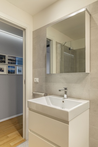 Bagno in stile nordico di 4 di Chantal Forzatti architetto