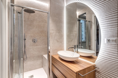 Bagno in stile coloniale di 5 di MOBARCHITECTS