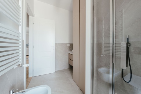 Bagno di Servizio in stile contemporaneo di 5 di Annalisa Carli Architetto