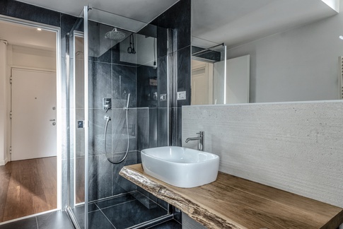 Bagno in stile contemporaneo di 6 di Zelda de Ruvo Architetto