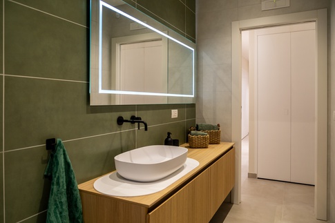 Bagno in stile moderno di 11 di Name Studio