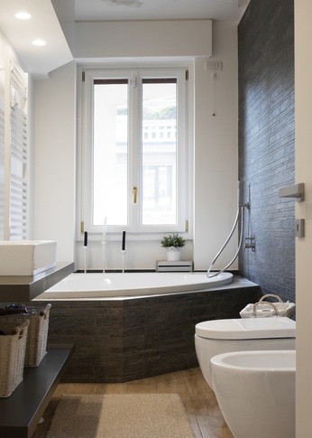 Bagno in stile contemporaneo di 6 di architetto Caterina Martini