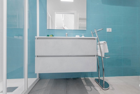 Bagno in stile contemporaneo di 5 di Ristrutturabilmente