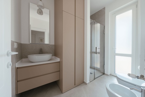 Bagno di Servizio in stile contemporaneo di 5 di Annalisa Carli Architetto