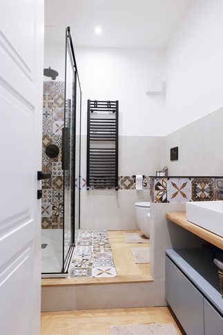 Bagno di Servizio in stile rustico di 6 di Valentina Solera Architetto