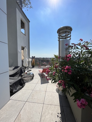 Terrazza in stile moderno di 60 di Grigiomateria