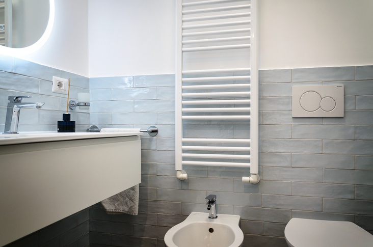 Bagno in stile contemporaneo di 4 di Studio Archiquadro