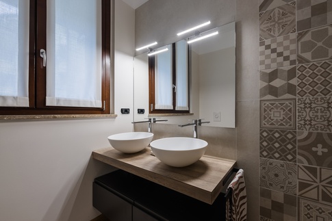 Bagno in stile contemporaneo di 6 di Annalisa Carli Architetto