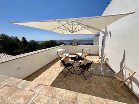 Terrazza in stile mediterraneo di 30 di Fiorenzo D'Onofrio Architetto