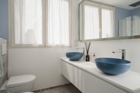 Bagno in stile contemporaneo di 5 di Patrizia Drudi Architetto